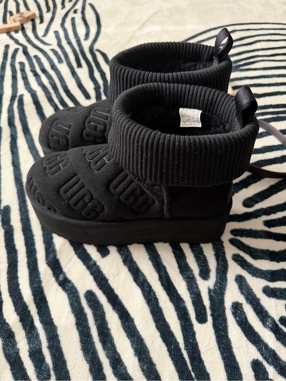 UGG Black Ribbed Cuff Platform Booties - Kids